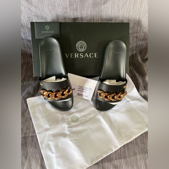 FREE SHIPPING‼️ BRAND NEW, IN BOX- Black Versace slides, men’s size 9 - Picture 4 of 8